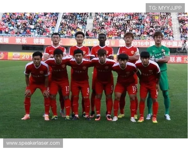 成都网球队以77分领跑联赛积分榜展现强劲实力与团队合作精神